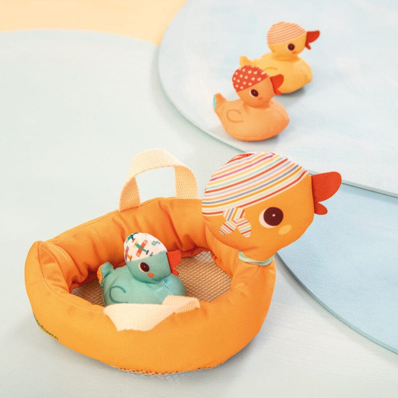 Mama Duck & Her Magnetic Ducklings 🦆🛁